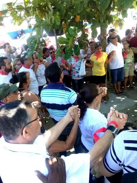 Os presentes à missa de sétimo dia do menino Vitor pedem paz