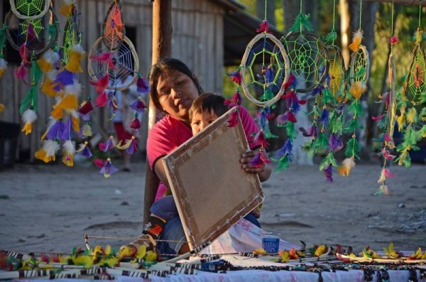 Índia kaingang vende artesanato em Santa Catarina