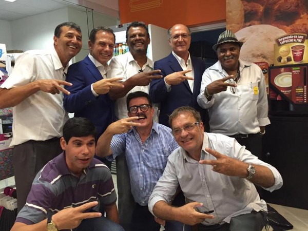 Alckmin e Doria com funcionários e clientes de posto de gasolina 