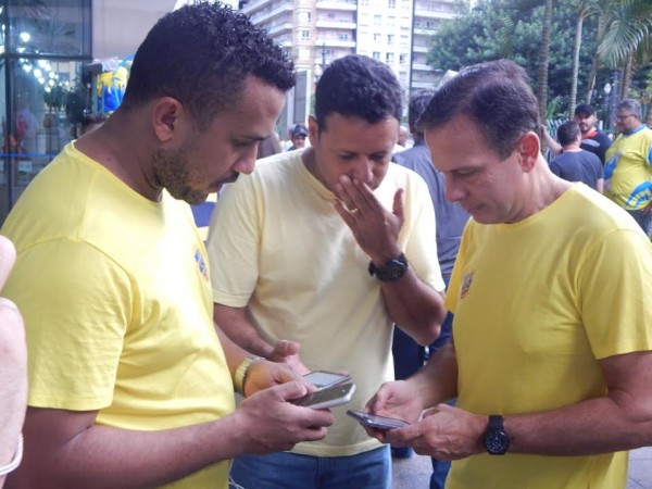 Doria dá autógrafos na prévia do PSDB