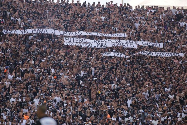 Torcedores do Corinthians protestam no jogo contra o São Paulo