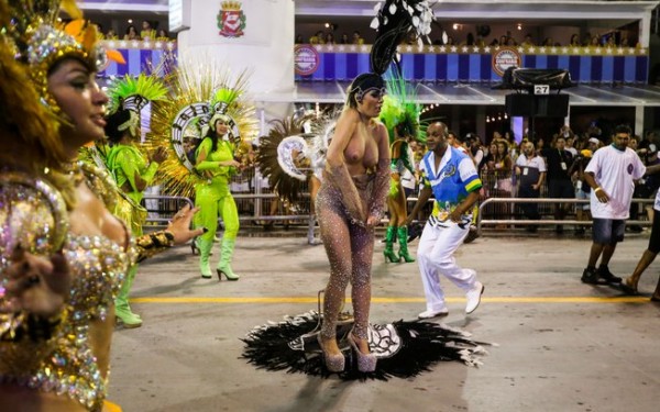 Ju Isen, a musa do impeachment, é expulsa de desfile