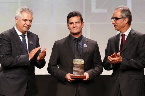Moro recebe um prêmio da Globo com João Roberto Marinho à sua esquerda: sintonia