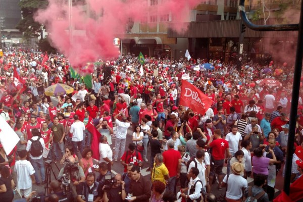 Rolando fumaça vermelha