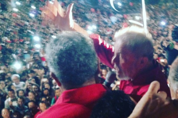 De Pedro Zambarda, que está ao lado de Lula na Paulista: "O discurso é emocionante. Lula compara os vermelhos ao "sangue de Cristo". 