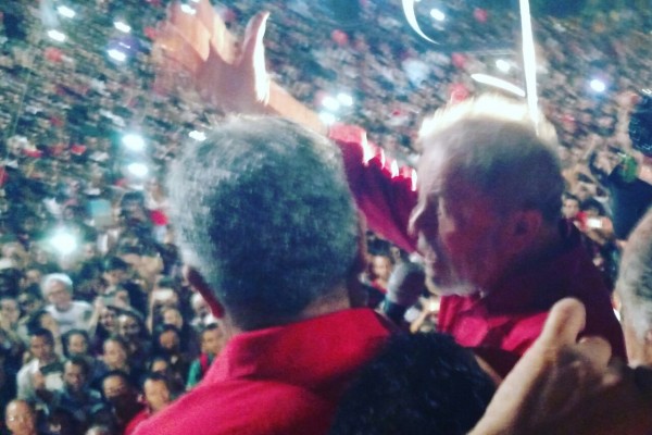 De Pedro Zambarda, que está ao lado de Lula na Paulista: "O discurso é emocionante. Lula compara os vermelhos ao "sangue de Cristo".