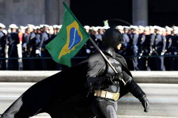 Batman, um aloprado sempre presente nos protestos