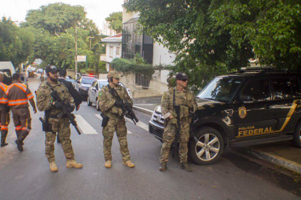 Soldados na casa de Lula