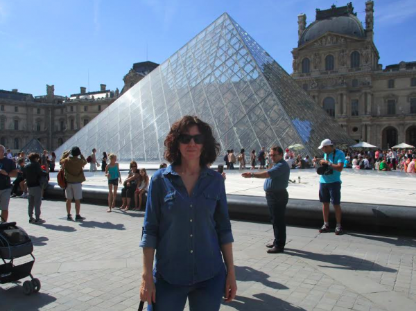 A professora-doutura Mônica Cossalter em frente ao Louvre