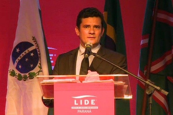 Deslumbrado com uma lista de uma revista semimorta