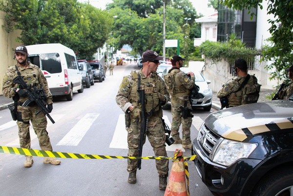 Policiais armados no Instituto Lula