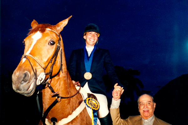 Paula Marinho em cavalo dado pelo avô Roberto 