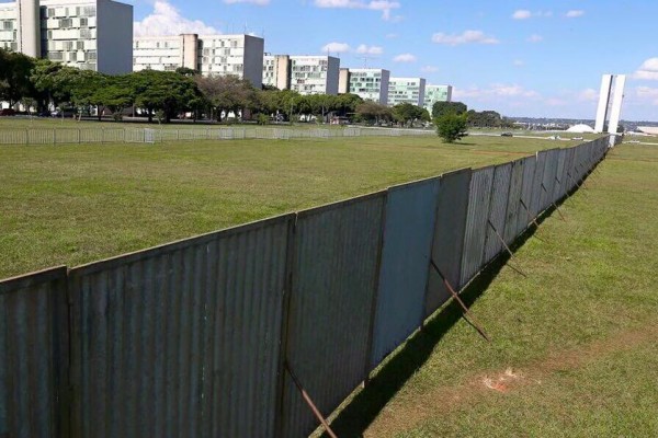 Um muro vergonhoso que simboliza a divisão entre os brasileiros