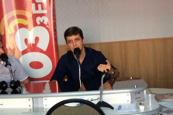 Fabrício no estúdio da rádio da Igreja Embaixada de Deus, em Balneário Camboriú