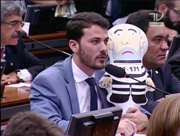 O deputado cunhista Marcelo Aro na comissão do impeachment