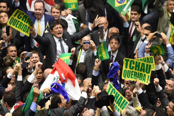 O circo do sim na Câmara