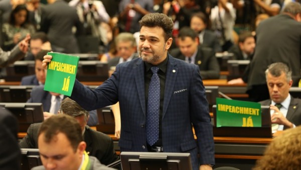 Terno comprado no trust de Cunha