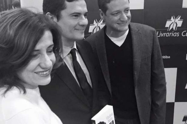 Vladimir com Moro e a mãe Míriam no lançamento do livro