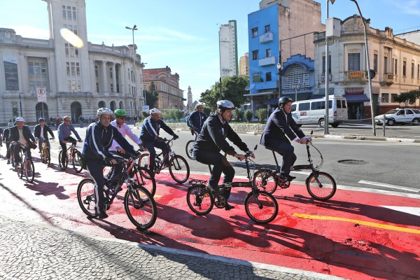 SAO PAULO 01 DE JULHO DE 2014. INAUGURACAO DA CICLOVIA DA AVENIDA DUQUE DE CAXIAS. PARTICIPAM O PREFEITO FERNANDO HADDAD O SECRETARIO MUNICIPAL DE TRANSPORTES JILMAR TATTO E SUBPREFEITO DA SE ALCIDES AMAZONAS. FOTO: FABIO ARANTES/SECOM