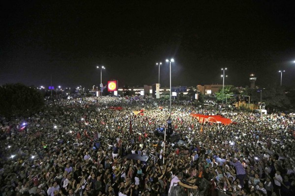Povo nas ruas na Turquia em resposta ao golpe militar