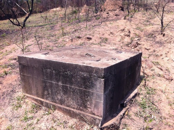 A base da torre de eletricidade desviada na fazenda de Aécio