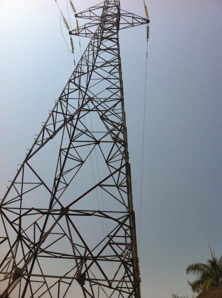 Torre de eletricidade desviada