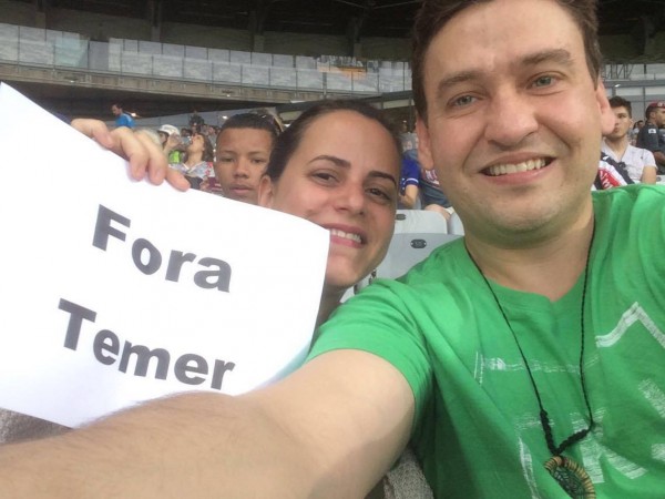 O professor Carlos Freitas com a mulher no Mineirão