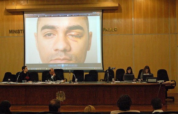 Painel com a imagem do fotógrafo Alex Silveira no MP