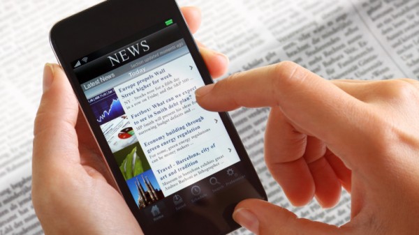 Businessfrau mit Smartphone News