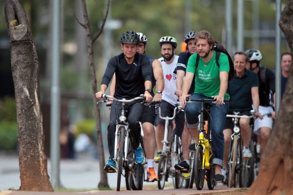 FR12 SÃO PAULO - SP - 09/10/2016 - NACIONAL - EXCLUSIVO EMBARGADO - JOÃO DORIA - O prefeito eleito pelo PSDB na cidade de São Paulo, João Doria anda de bicicleta na ciclo faixa da Faria Lima sentido Largo da Batata. FOTO: FELIPE RAU/ESTADÃO