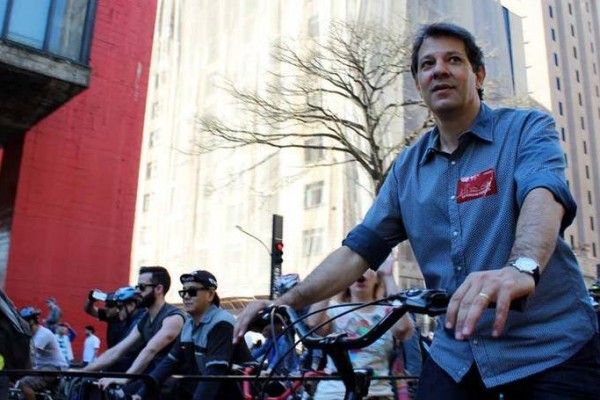 size_810_16_9_fernando-haddad-anda-de-bicicleta