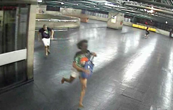 A travesti Brasil foge de seus agressores no metrô
