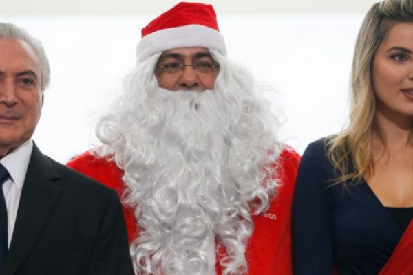 (Brasília, DF 16/12/2016) Presidente Michel Temer e a Primeira-Dama Marcela Temer durante entrega de presentes feita pelo Papai Noel dos Correios. Foto: Beto Barata/PR