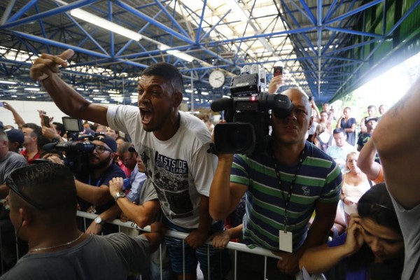 Nesta quarta 28/12, familiares de Luis Carlos Ruas, assassinado na noite de 25/11 no Natal, protestam e pedem por justiça em frente a 6 Delpom no metrô Barra Funda durante a chegada de acusado de participar da agressão. Foto: Paulo Ermantino/Raw Image