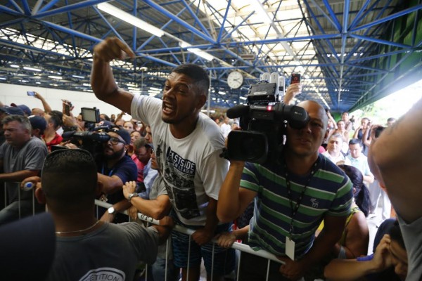 Nesta quarta 28/12, familiares de Luis Carlos Ruas, assassinado na noite de 25/11 no Natal, protestam e pedem por justiça em frente a 6 Delpom no metrô Barra Funda durante a chegada de acusado de participar da agressão. Foto: Paulo Ermantino/Raw Image