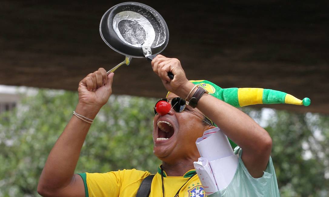 Resultado de imagem para panelaços no brasil