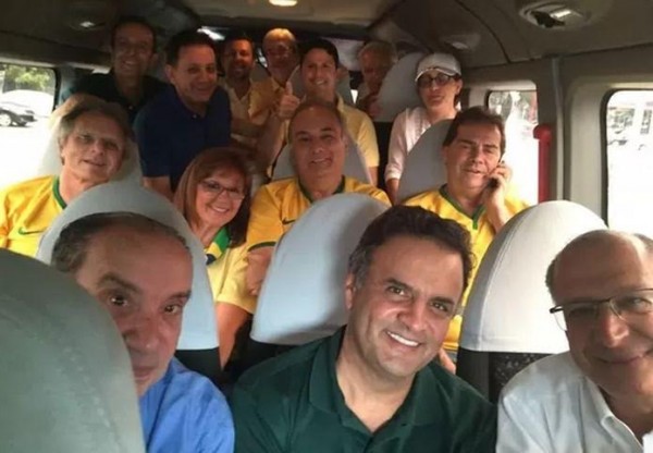 Aécio e colegas no ônibus para a Paulista (de onde ele sairia escorraçado)