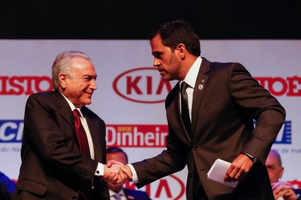 Temer agradece o prêmio de Brasileiro do Ano ao herdeiro da Editora Três