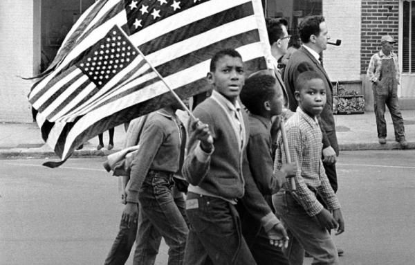 Jovens manifestantes em Montgomery, Alabama