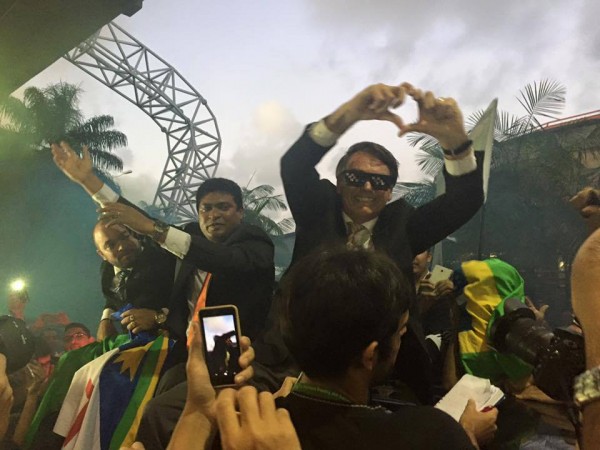 Bolsonaro no aeroporto do Recife