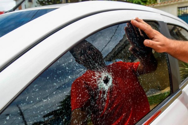 Carro baleado em Vitória