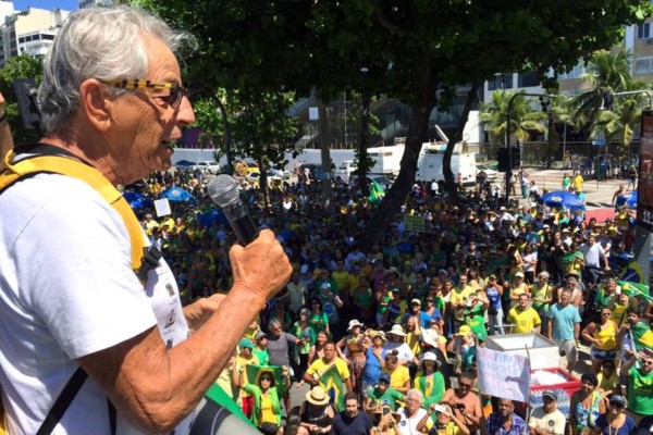 Gabeira discursa no carro do Vem Pra Rua