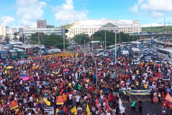 Salvador contra o governo