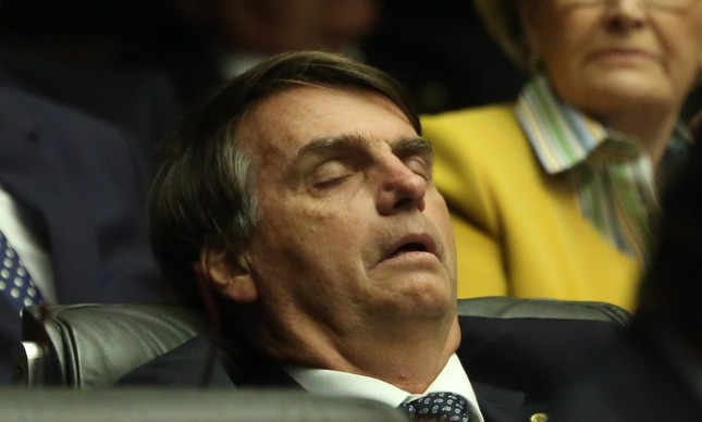 Resultado de imagem para fotos de deputados federais dormindo no congresso