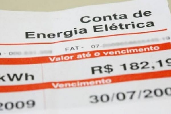 Medida Provisória abre brecha para que governo aplique taxa extra na conta de luz.