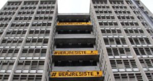 Prédio da UERJ com dizeres "UERJ resiste"
