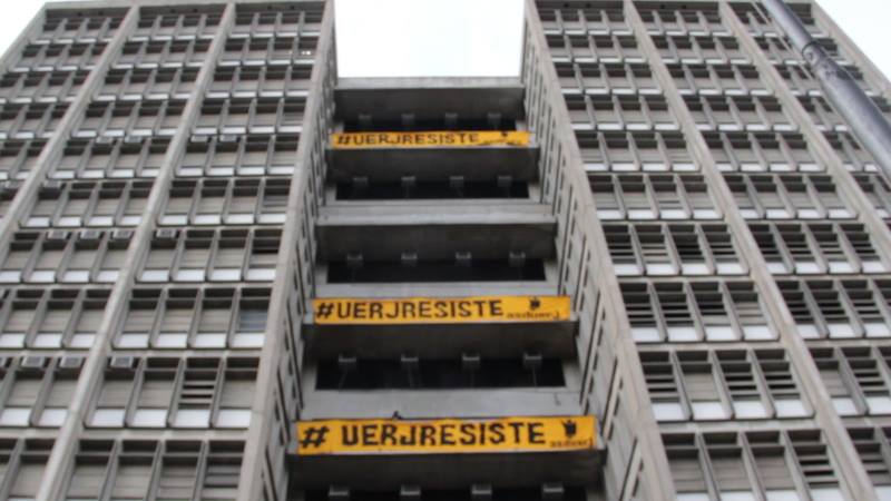 Prédio da UERJ com dizeres "UERJ resiste"