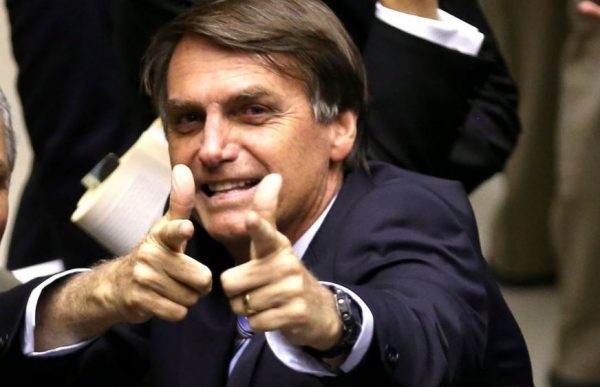 Resultado de imagem para FOTO DE BOLSONARO ATIRANDO