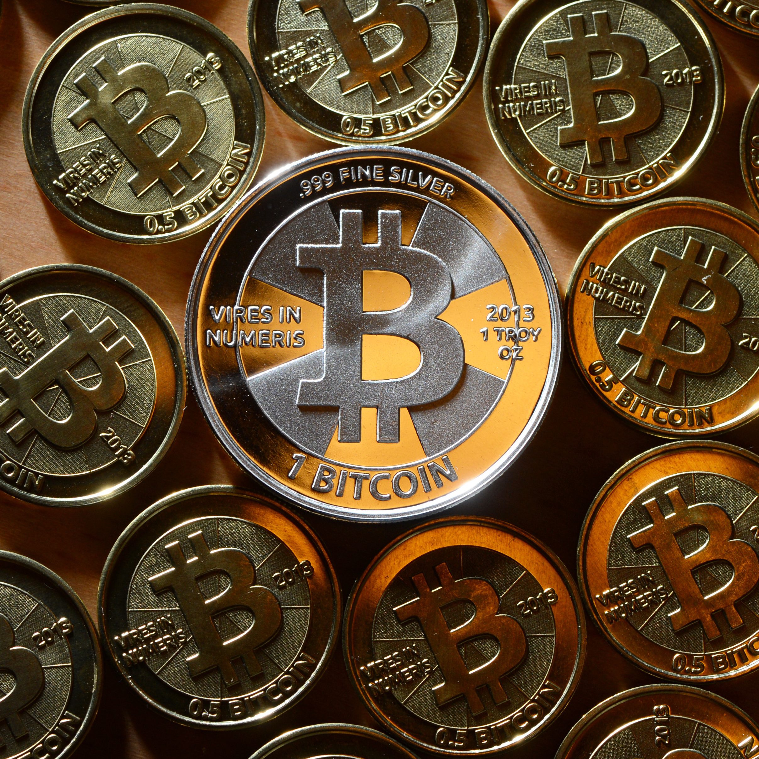 Em 1 ano, bitcoin foi de brincadeira de cassino para maior ameaça econômica  atual. Por Renato Bazan