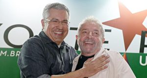 Alexandre Padilha abraçando e sorrindo com Lula